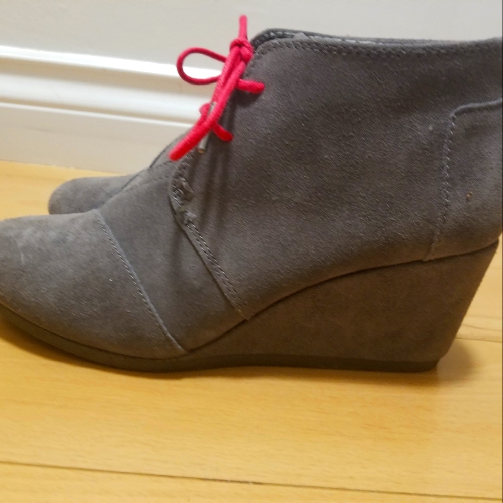 BRAND NEW TOMS purple wedges w/ pink laces Size 7